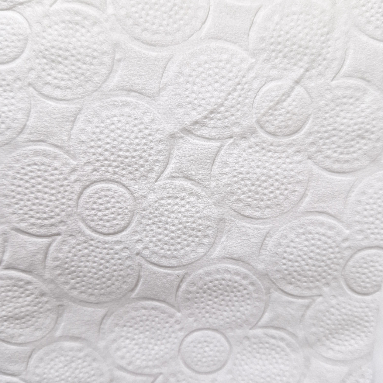 С двух сторон бумага в цветочках: с одной они побольше, с другой — поменьше