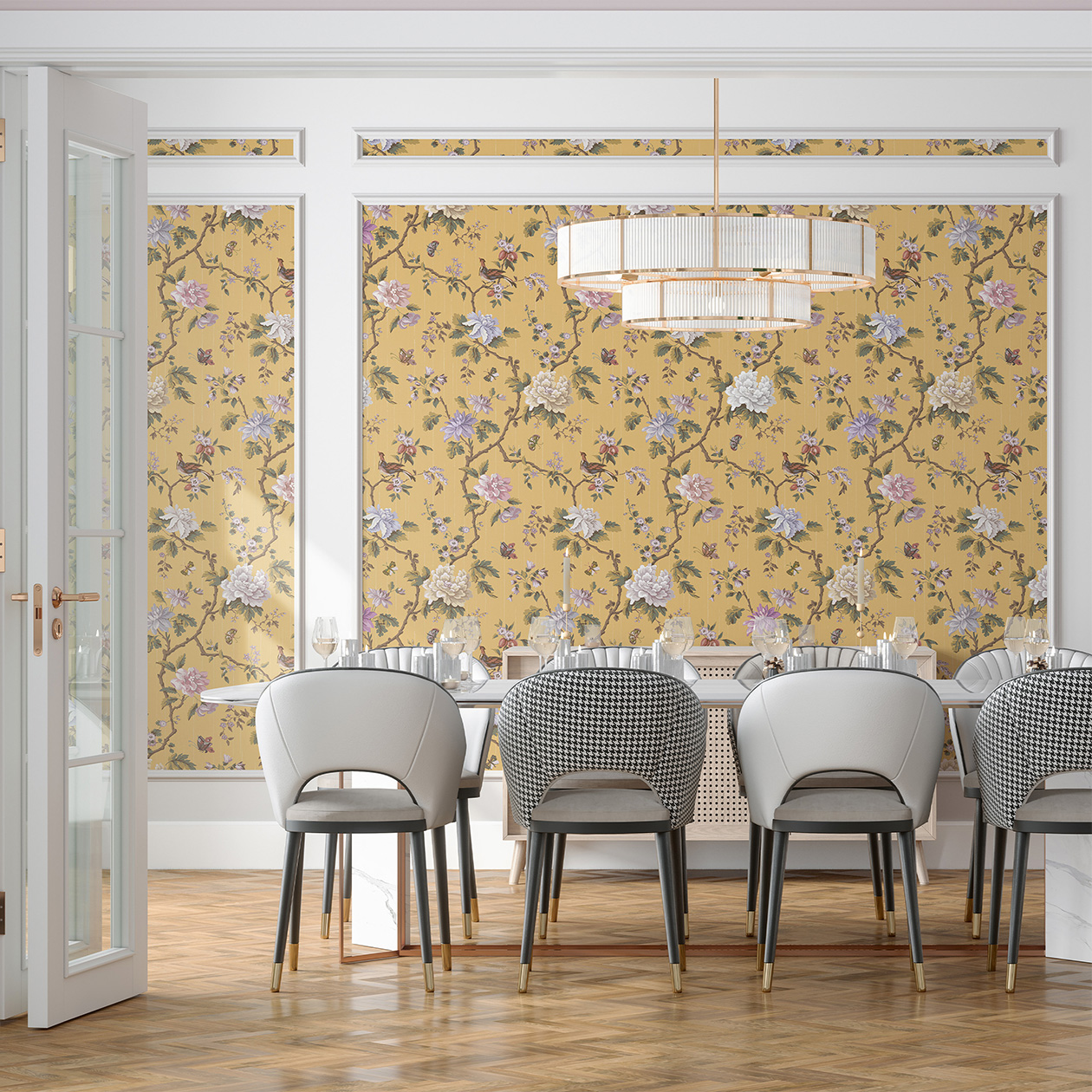Яркие и активные обои ограничены рамками из молдингов, что делает их похожими на картины и добавляет геометрии в интерьер. Если бы рамок не было, комната выглядела бы неряшливо и обои рябили. Обивка стульев и цвет стен подобраны в тон самым светлым цветам на принте. © loymina.ru