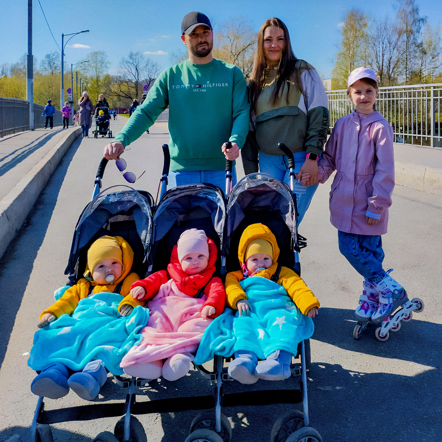 Для прогулок у нас есть тройная «трость». Она легкая, и в нее можно посадить сразу всех малышей