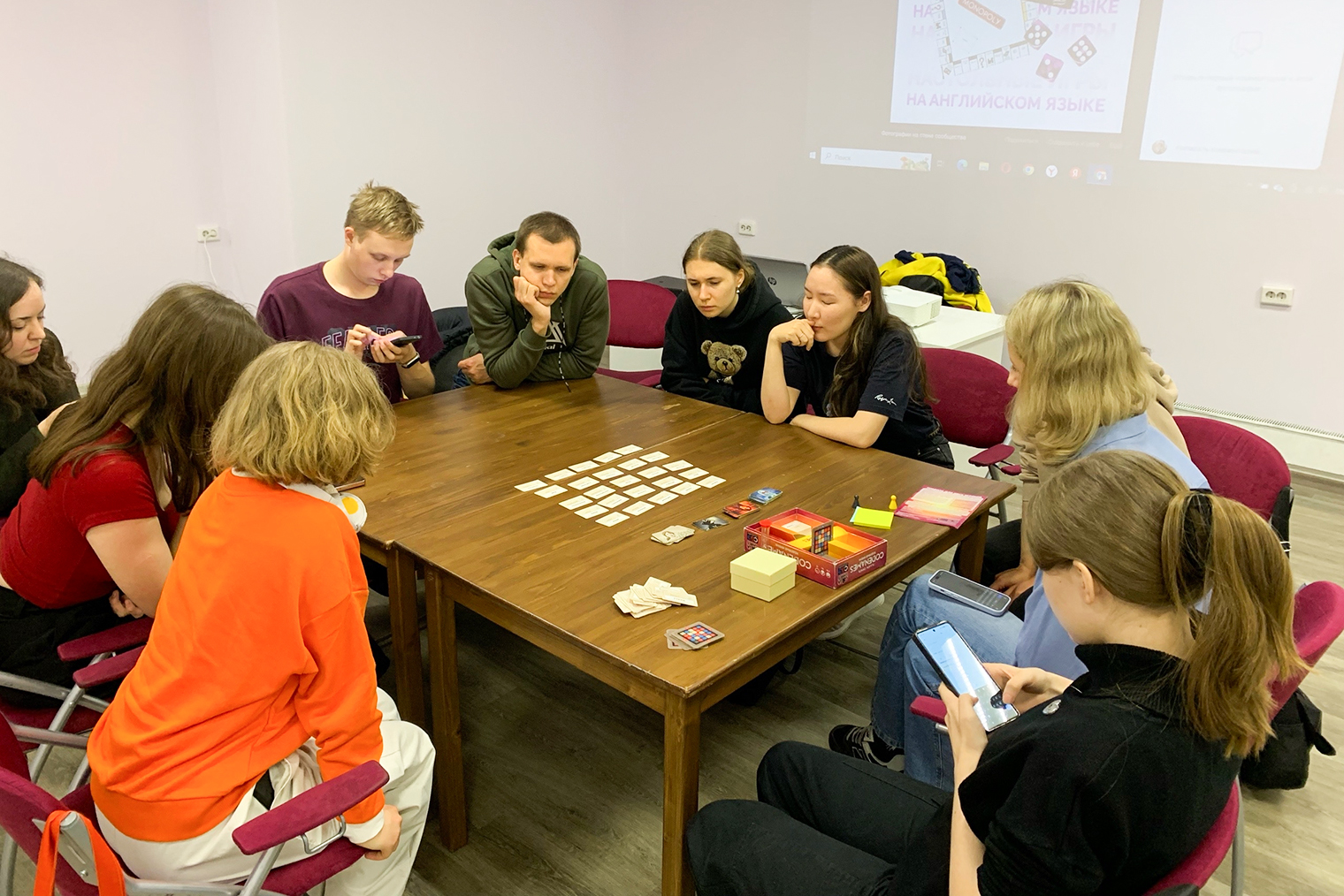Участники языкового клуба играют в Codenames. © Дом молодежи «Квадрат»