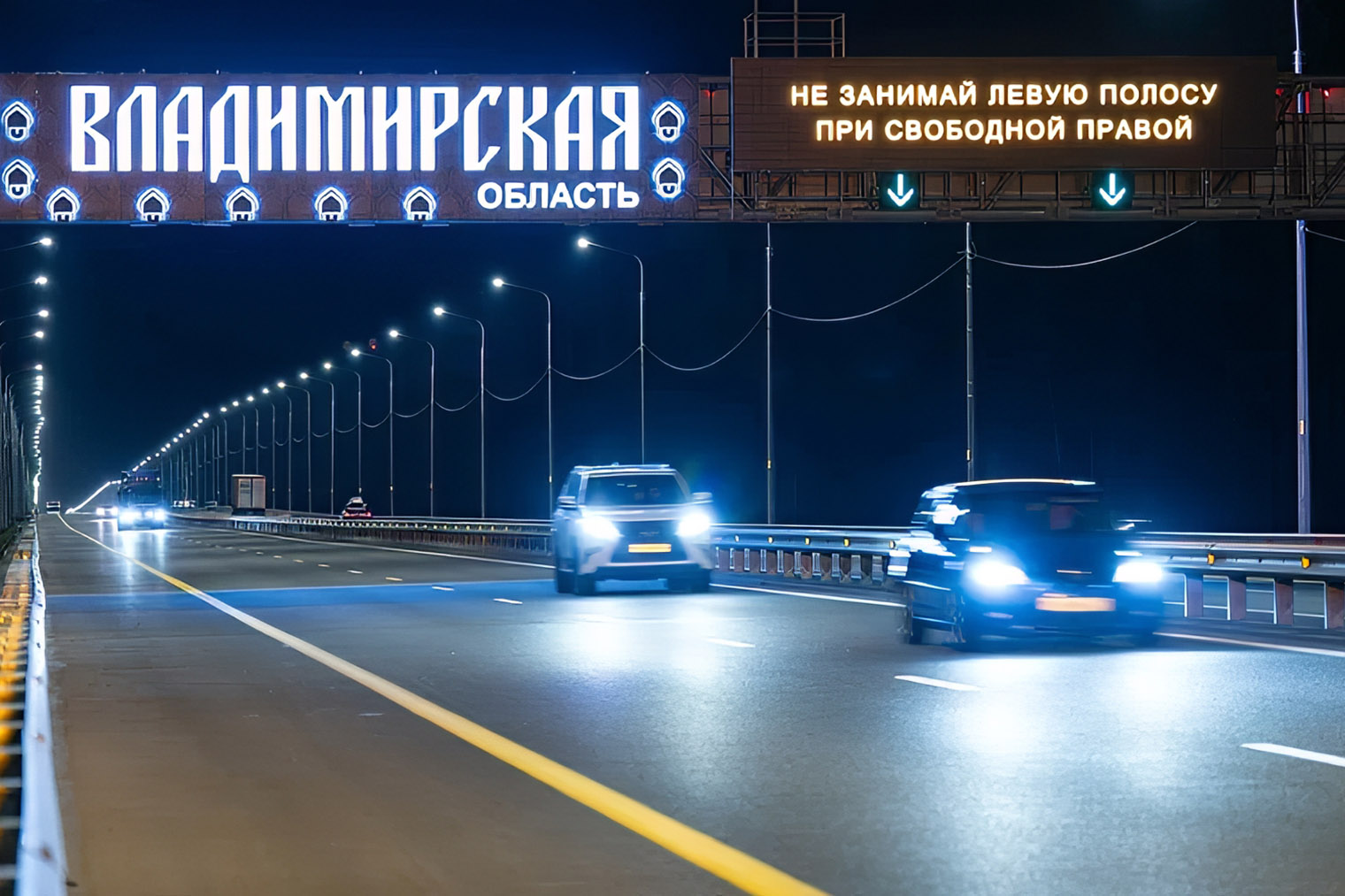 На трассе много дорожных указателей, обычно они напоминают о правилах дорожного движения. Источник: avtodor-tm.ruа