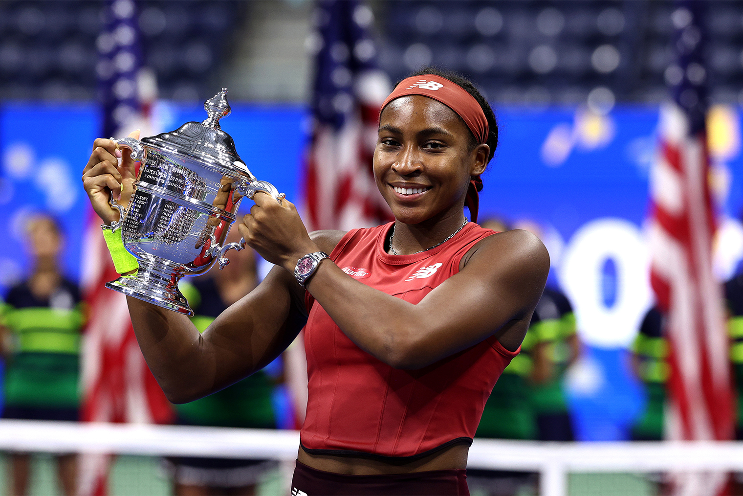 Коко Гауфф с трофеем после победы на US Open 2023. Фотография: Elsa / Getty Images