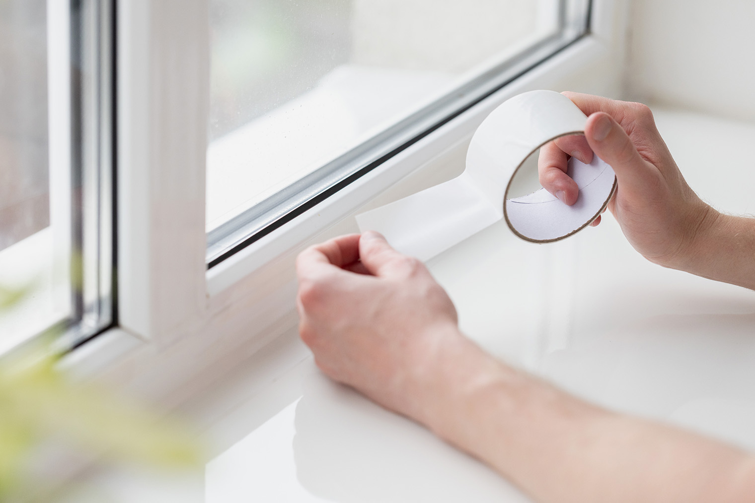 Малярным скотчем утепляют не только деревянные, но и пластиковые окна, если они плохо отрегулированы и неплотно прилегают, из-за чего тоже дует Фотография: Vitalina Nakonechna / iStock