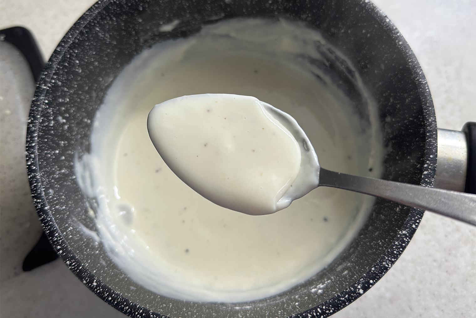 Чтобы соус не заветрился, можно накрыть его пищевой пленкой в контакт — так, чтобы пленка касалась поверхности топинга