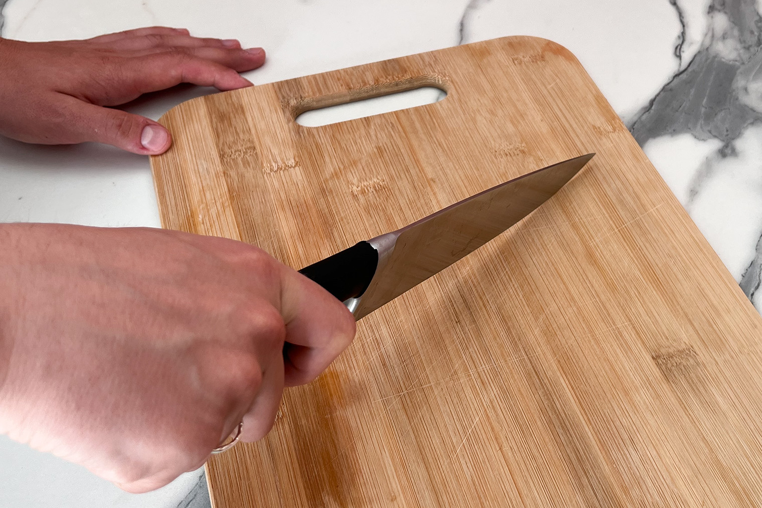 Если взяться слишком далеко, нож будет болтаться по доске, его будет сложно контролировать