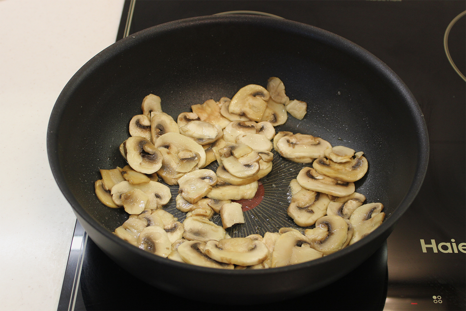 Шампиньоны дадут много воды. Ее нужно выпарить, иначе грибы сварятся, а не пожарятся