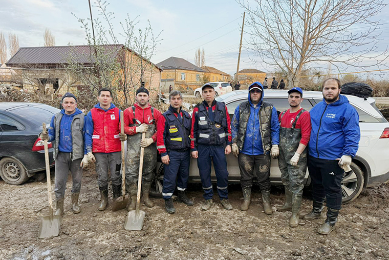 Мы с коллегами во время волонтерства