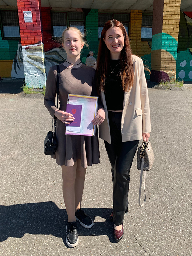 Вручение аттестата в девятом классе. Даша окончила школу всего с одной тройкой