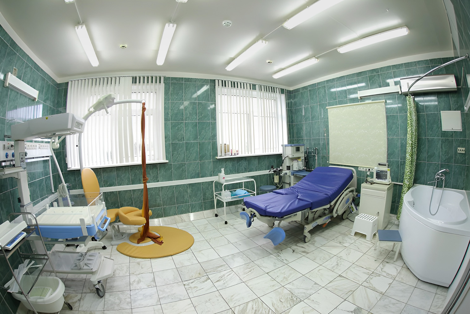 Родильный зал с ванной в московском роддоме № 17. Источник: roddom17msk.ru