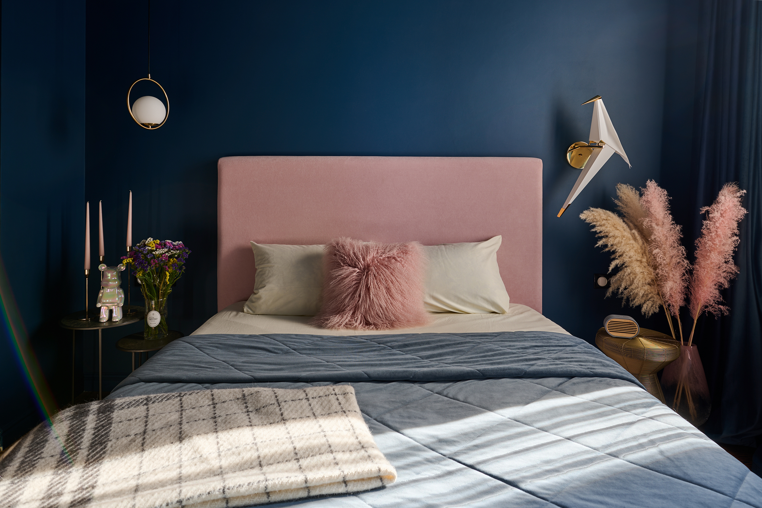 Обратите внимание, что бежевое постельное белье и белые оттенки декора тоже сливаются с розовым, входя уже в 30% акцентного цвета