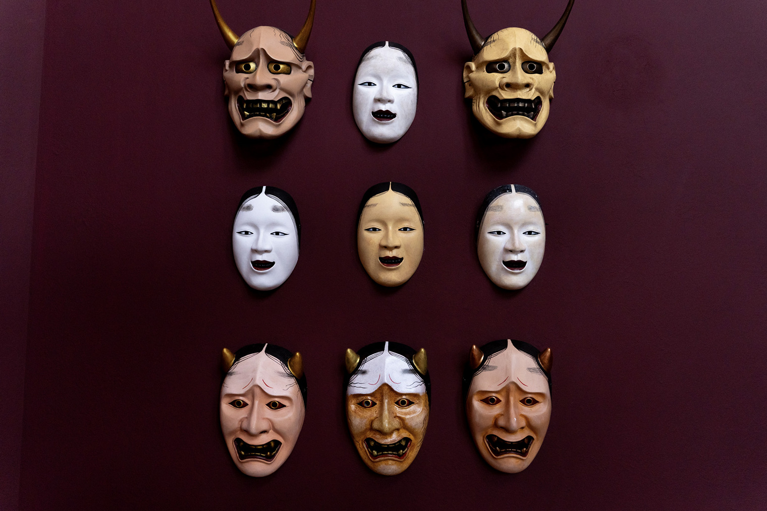 В интерьере от команды римского дизайнера Фабио Бронда много деталей: вазы, керамические маски героев японского фольклора и постеры, сгенерированные нейросетью
