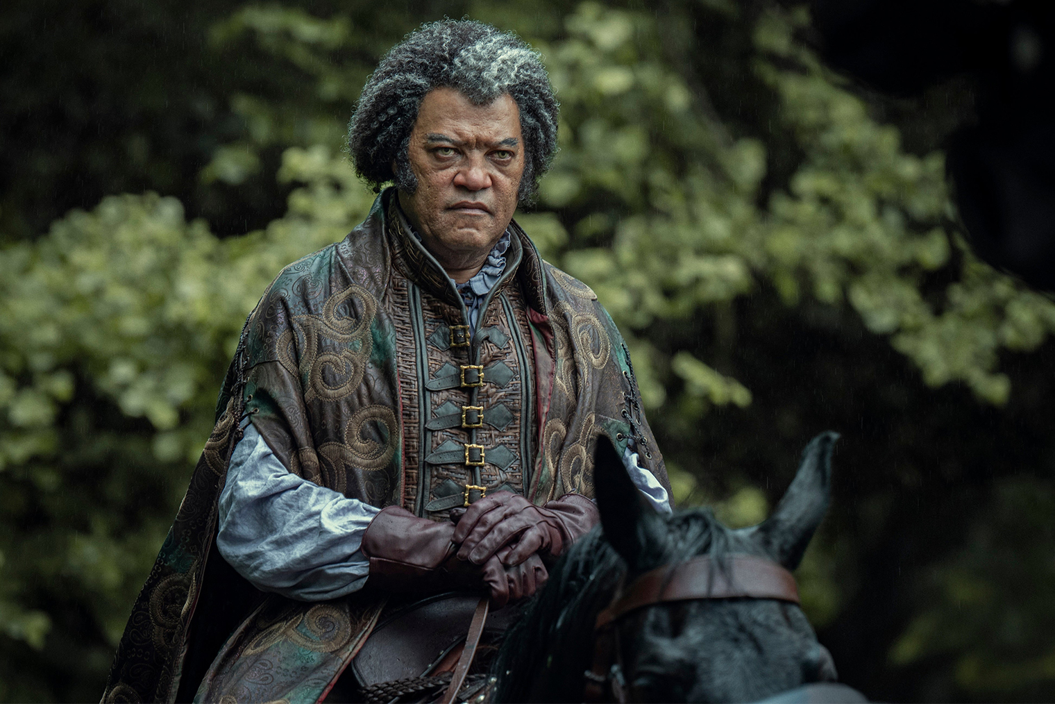 Лоренс Фишберн уверенно смотрится в роли Эмиеля Региса