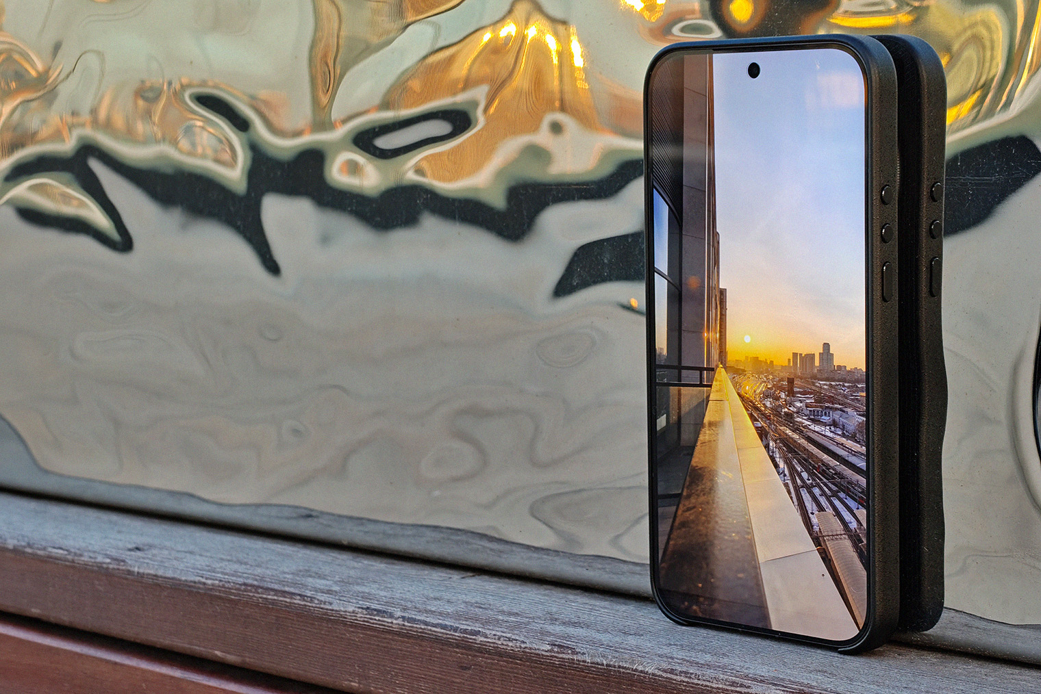 Экран плоский, как у всех флагманов этого года.