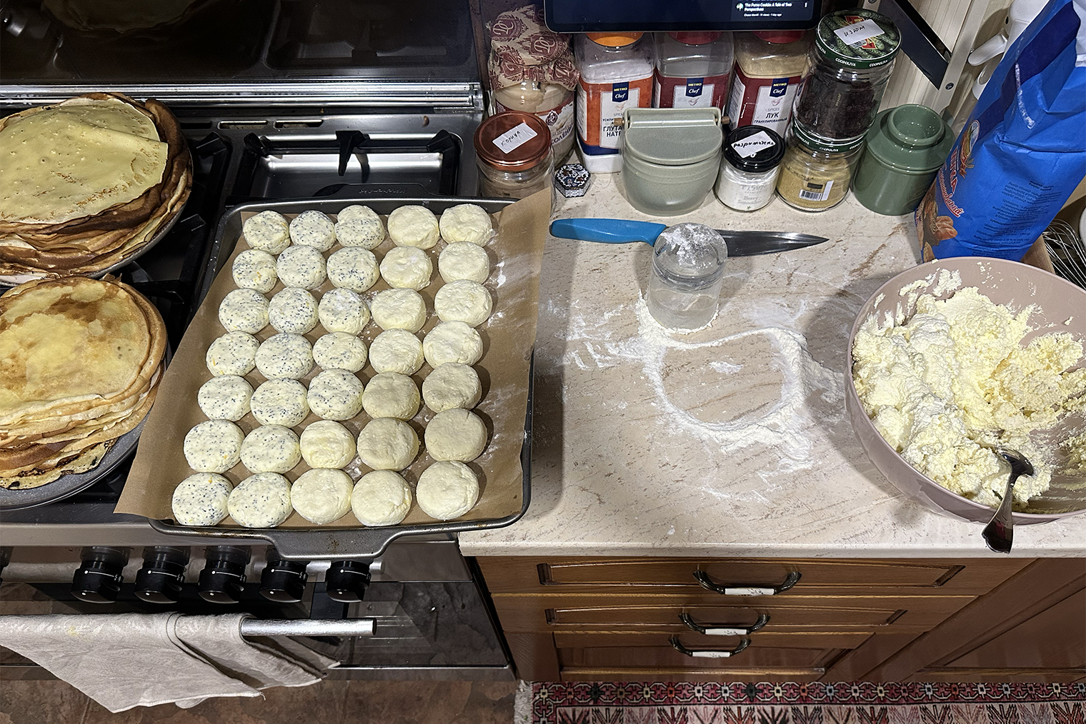 Остывающие блины, маковые и классические сырники