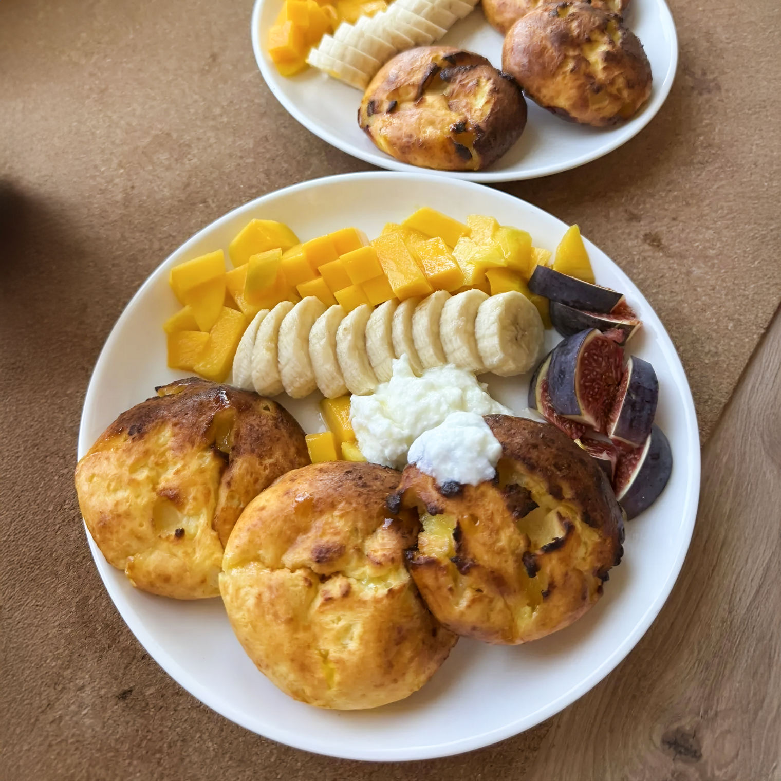 Можно добавить рикотту — примерно треть или половину от количества творога. Масса станет мягче, а сырники получатся нежнее