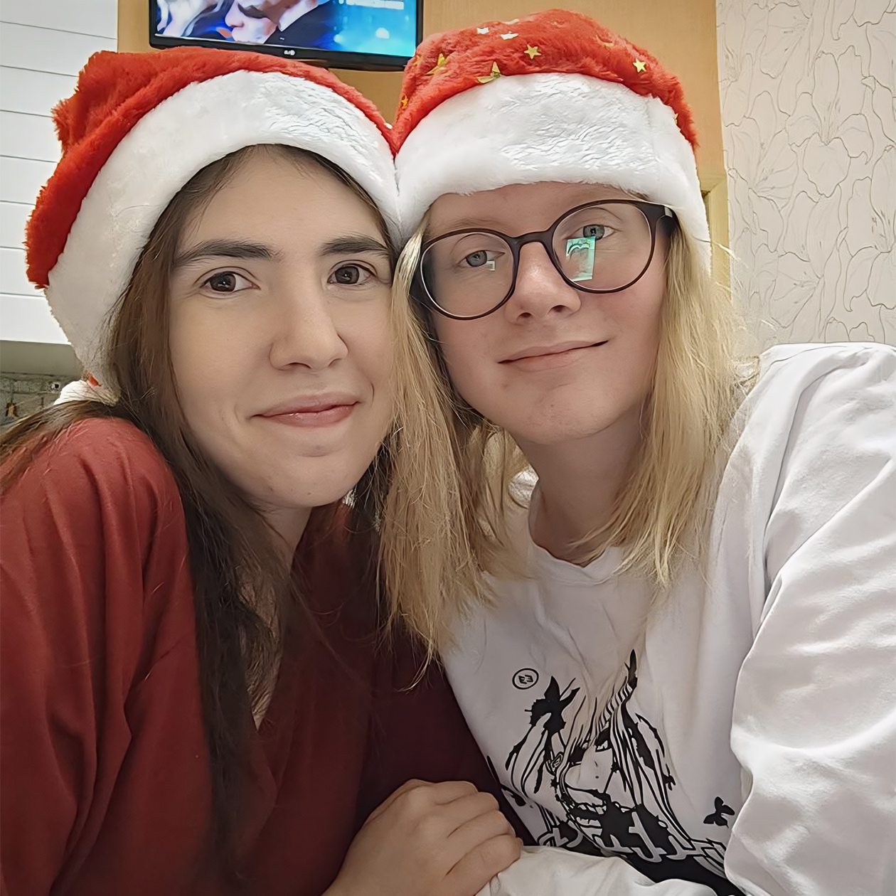 Мы любим дарить друг другу подарки на праздники, но Коля часто делает это и без повода