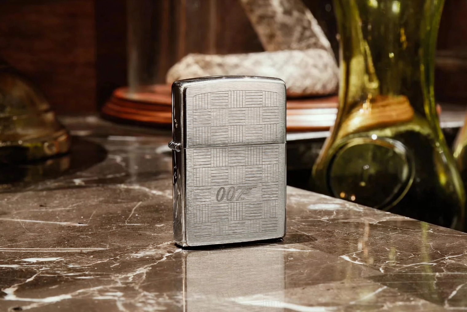 Хоть Джеймс Бонд чаще появлялся в кадре с британской зажигалкой Dunhill, у Zippo можно найти коллекцию, посвященную агенту 007. © Zippo