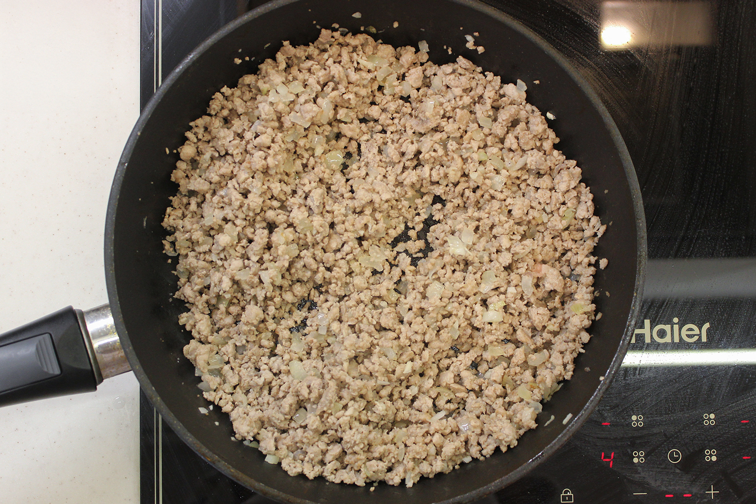 Лук должен стать полупрозрачным, а фарш — серым