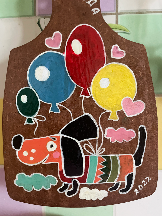 На кухне у мамы висит деревянная доска, которую раскрасил мой сын. Ее доработала тетя, а муж сверху покрыл лаком