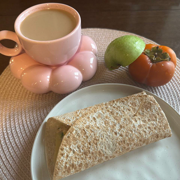 А вот и сама чашка, которую подарила М.