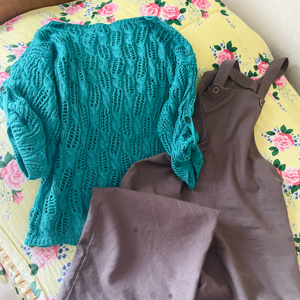 Покрывало, на котором лежат мои обновки, тоже сшила мама