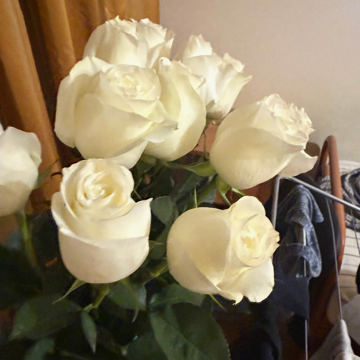 Подаренные цветы в комнате девушки