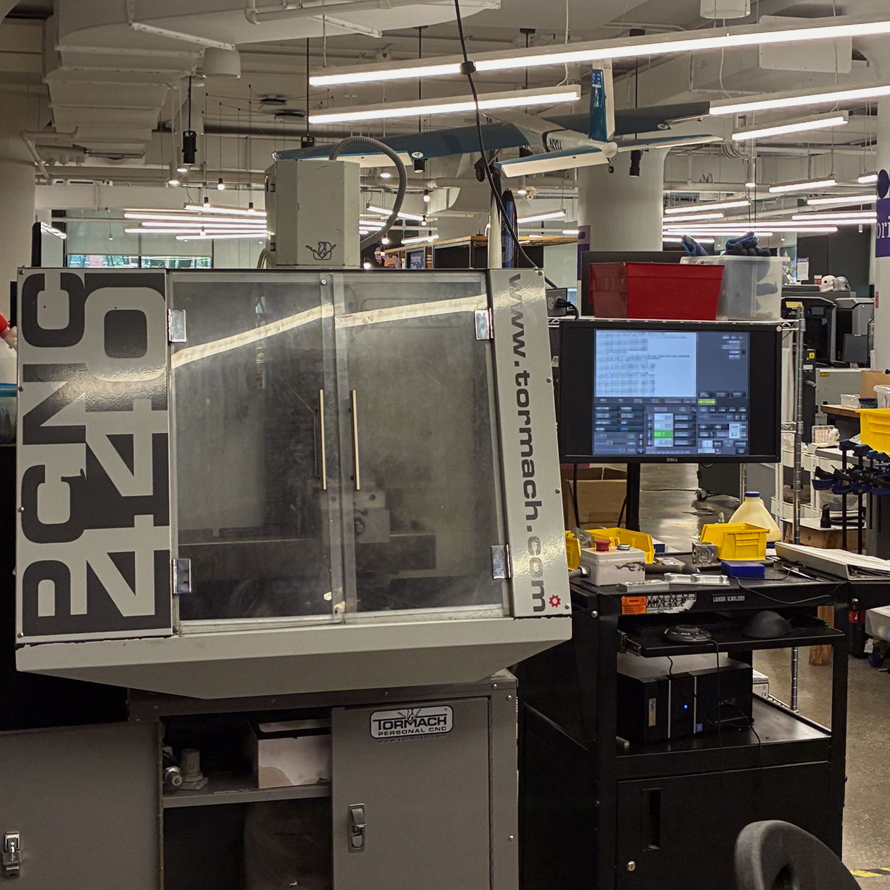 Это «Тормач» — станок ЧПУ, который находится в нашей мастерской. Я умею оперировать им и обслуживать его