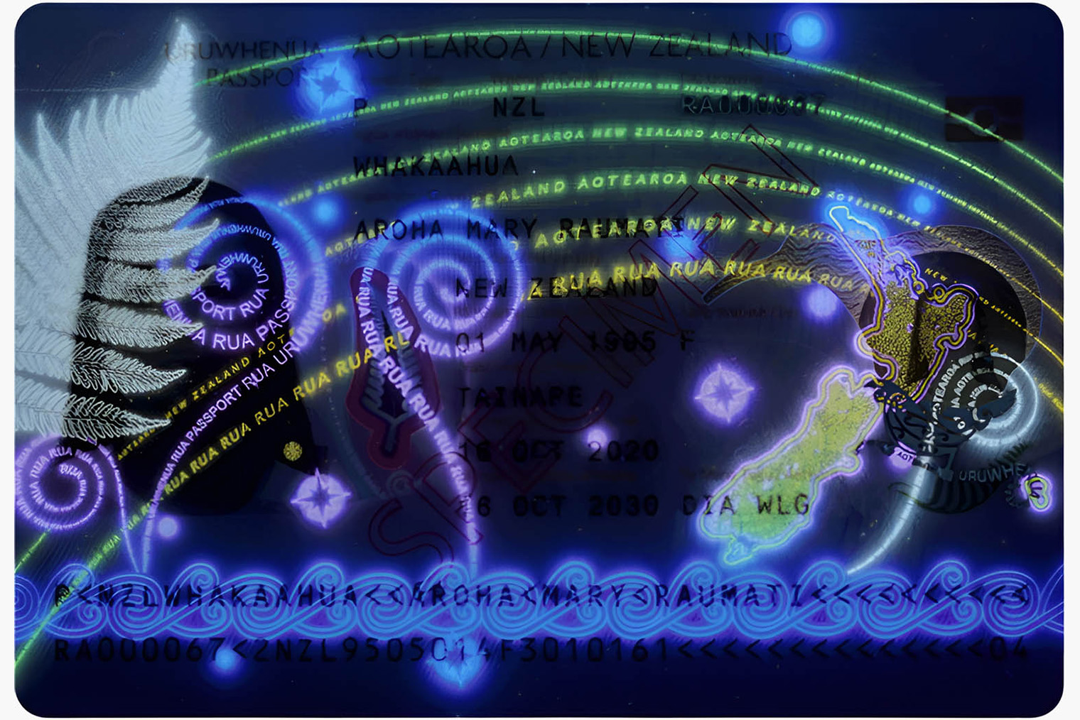 Под ультрафиолетовым светом проявляются мотивы маорийского искусства. Источник: consilium.europa.eu