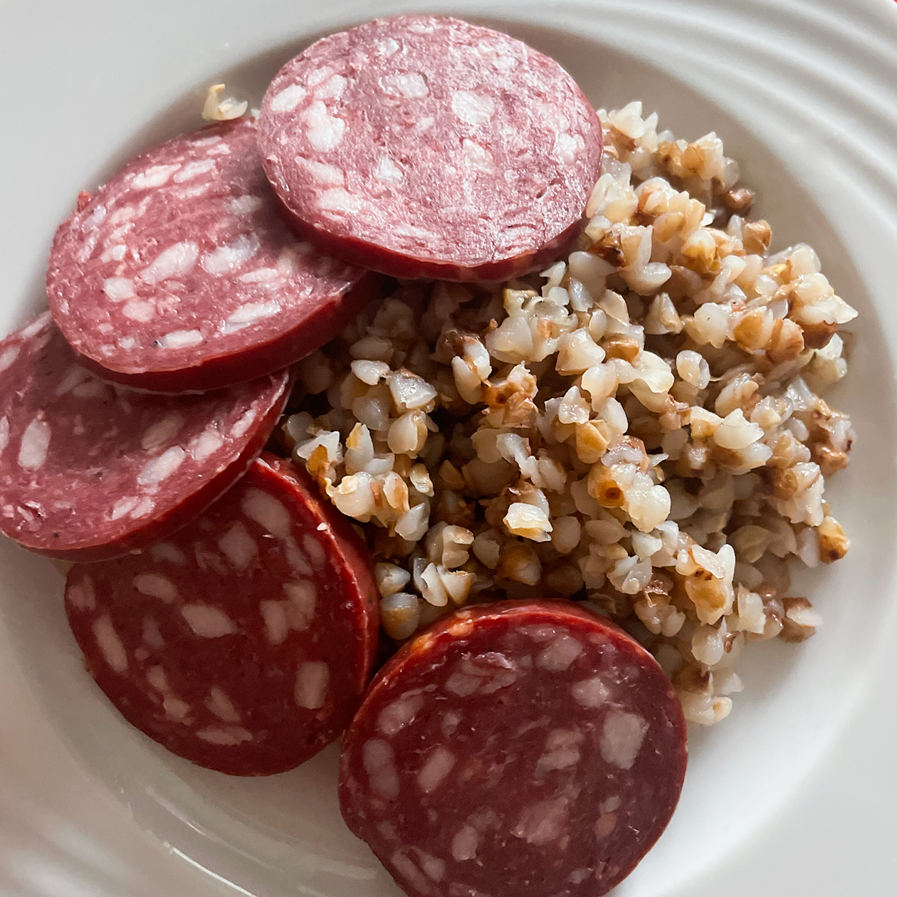 Завтракаю гречкой. Колбасу ем редко, но эту люблю