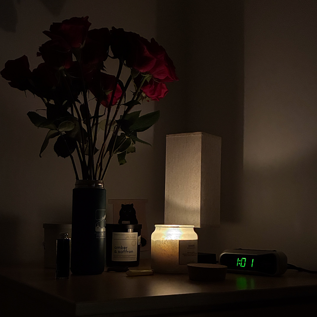 Фрагмент моей комнаты вечером. Время отличается от времени дневника, потому что я постоянно выдергиваю эти часы из розетки и оно сбрасывается