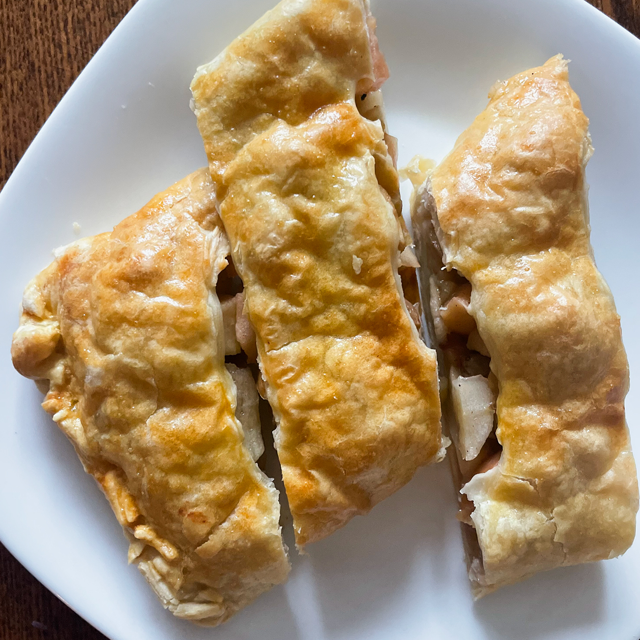 Мама испекла вкусный яблочный пирог