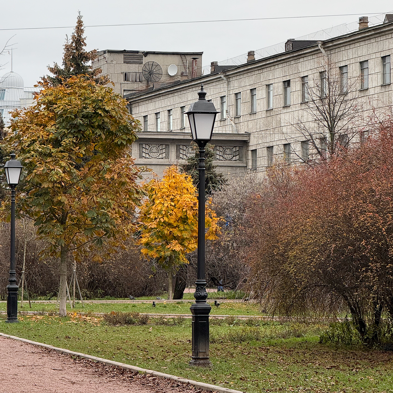 Прошла через скверик. На улице красиво