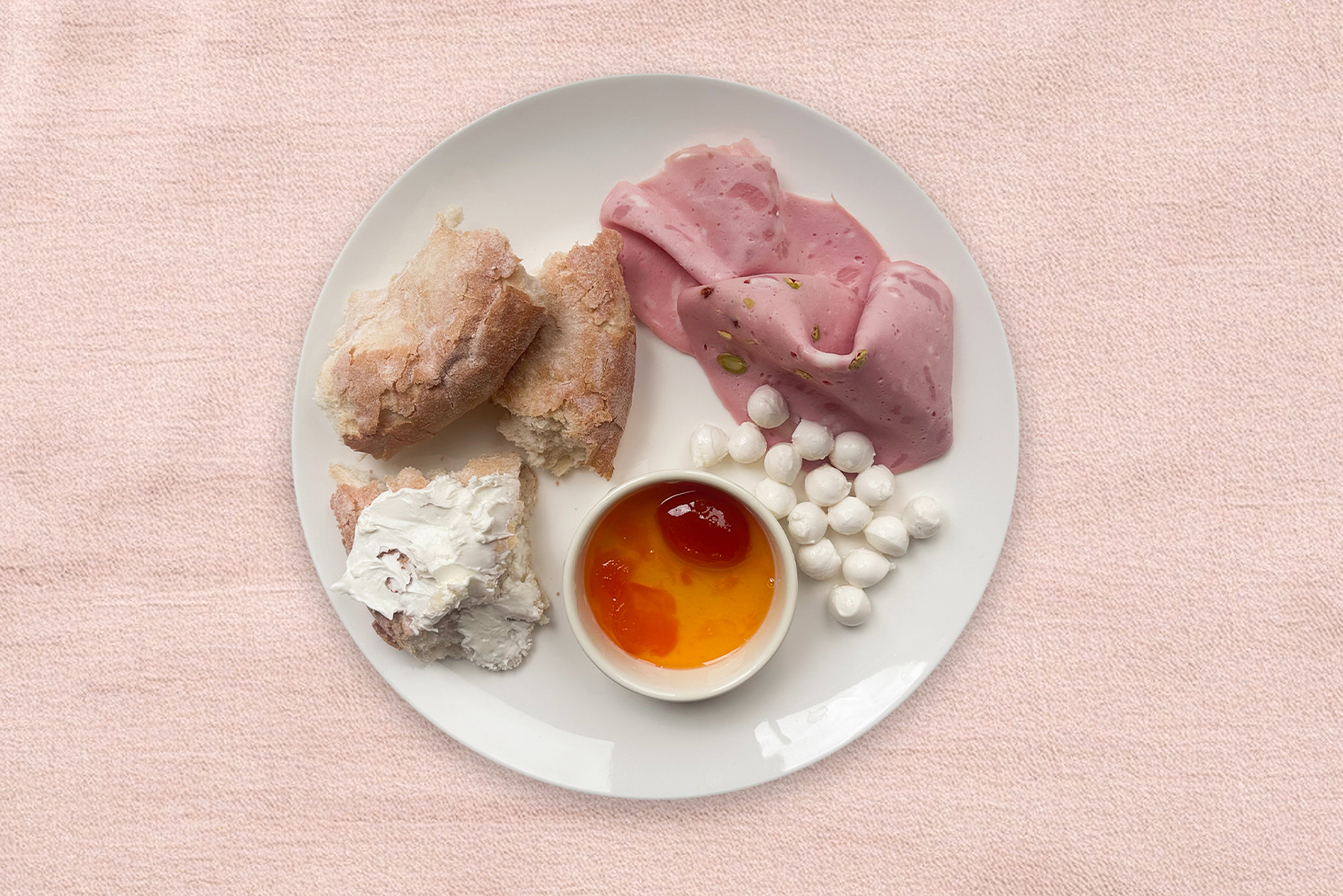 Получилось три сэндвича: с мортаделлой, с сыром и с джемом