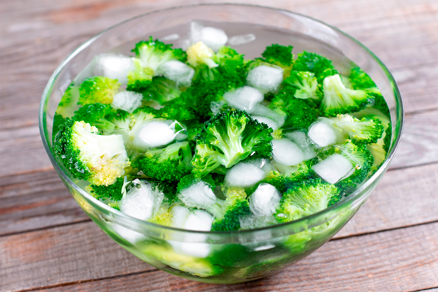 Затем перекладывают в миску со льдом. В итоге сохраняется яркий цвет овощей и хрусткая текстура. Фотография: Ahanov Michael / Shutterstock / FOTODOM