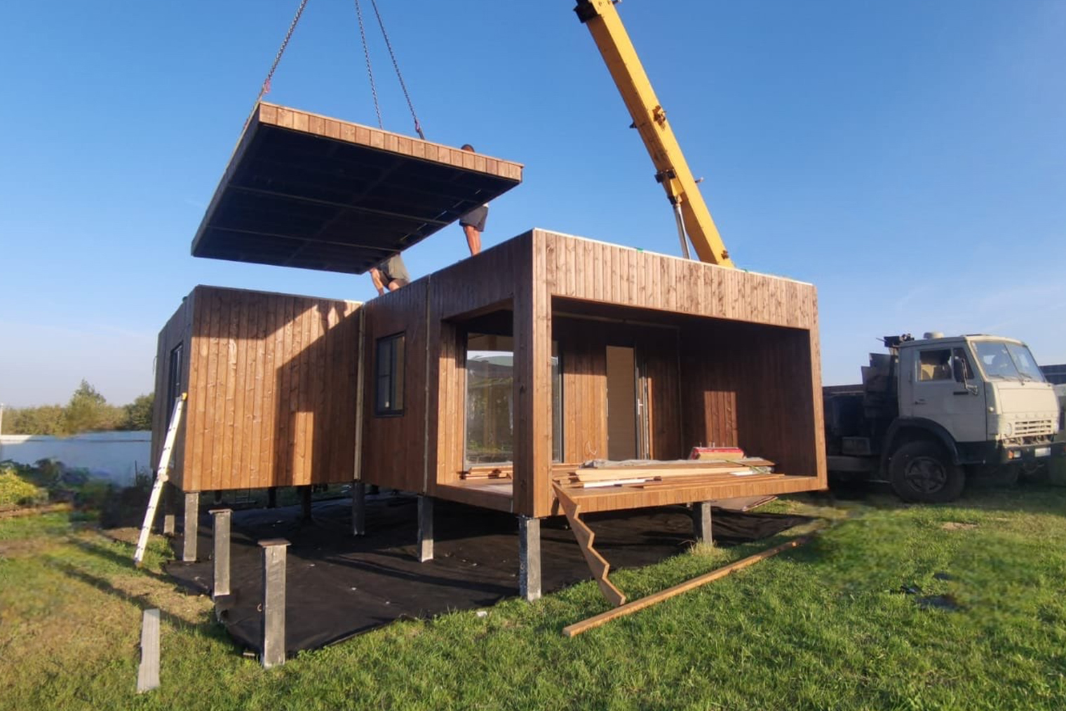 Крыша приезжает отдельно: это и позволяет увеличить высоту потолка до 2,45 м. Источник: сообщество в vk.com