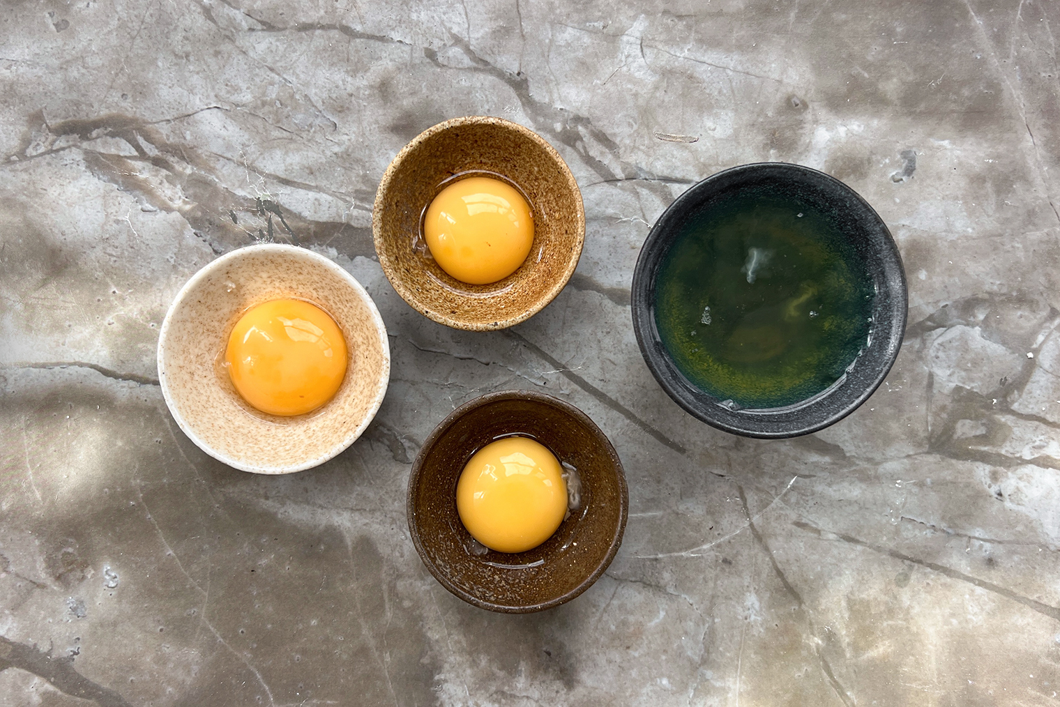 Желтки лучше разложить по отдельным пиалам — так будет удобнее выкладывать их в хачапури