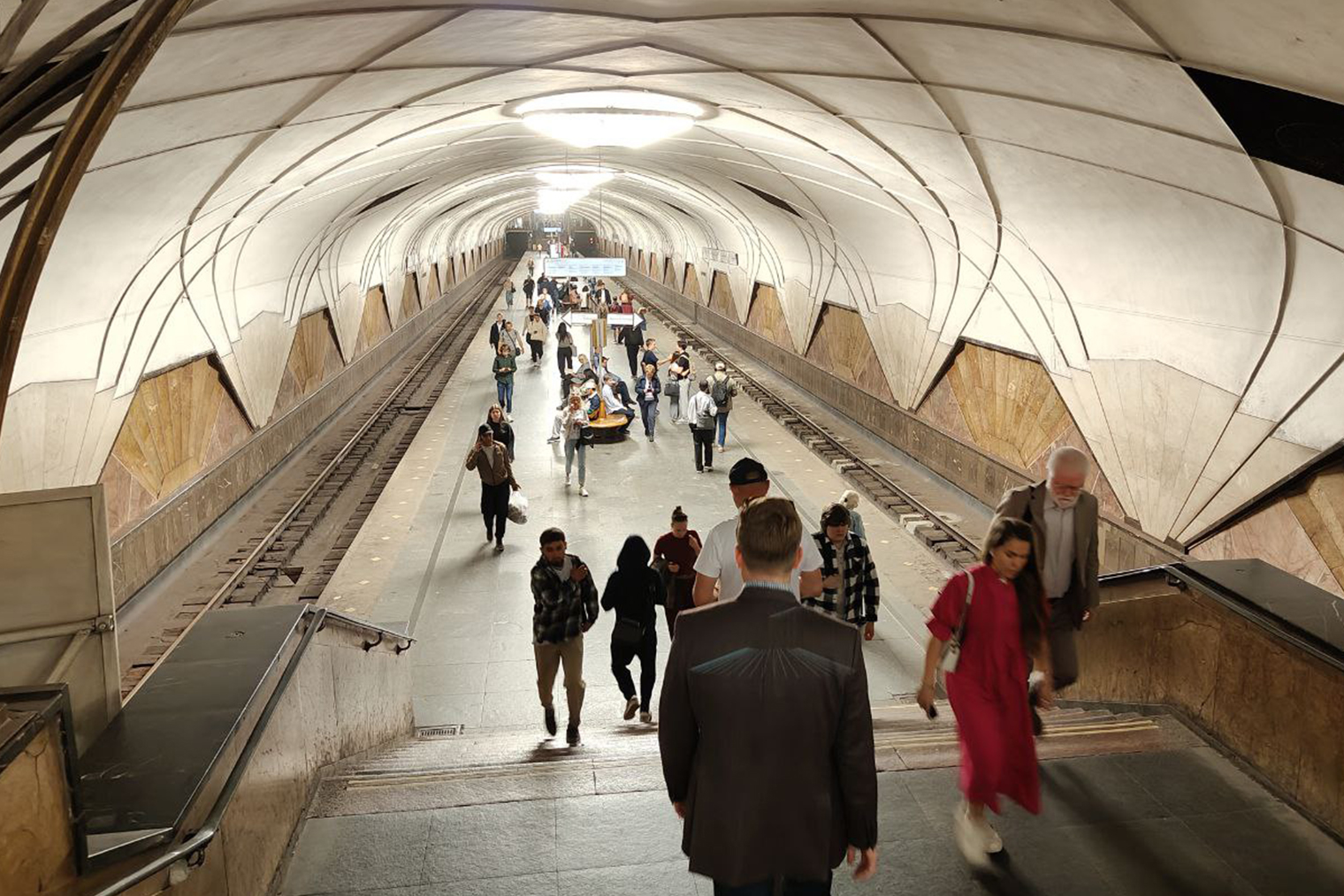 Станция метро «Аэропорт» имеет элегантные белые арочные своды. © Наталья Шахворостова