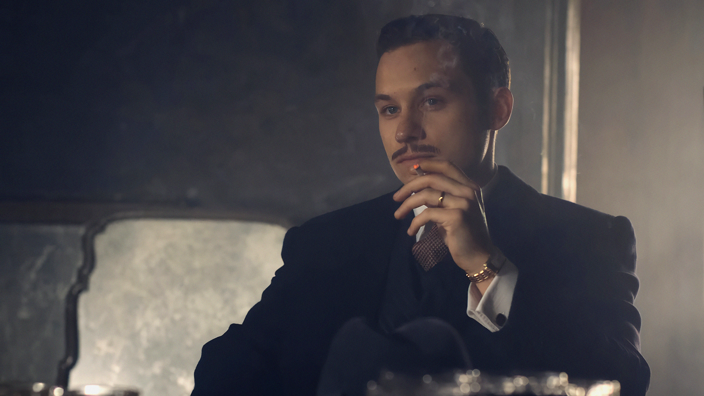 Майкла сыграл Финн Коул — родной брат Джо Коула, исполнившего роль Джона. Хотя по сюжету они кузены