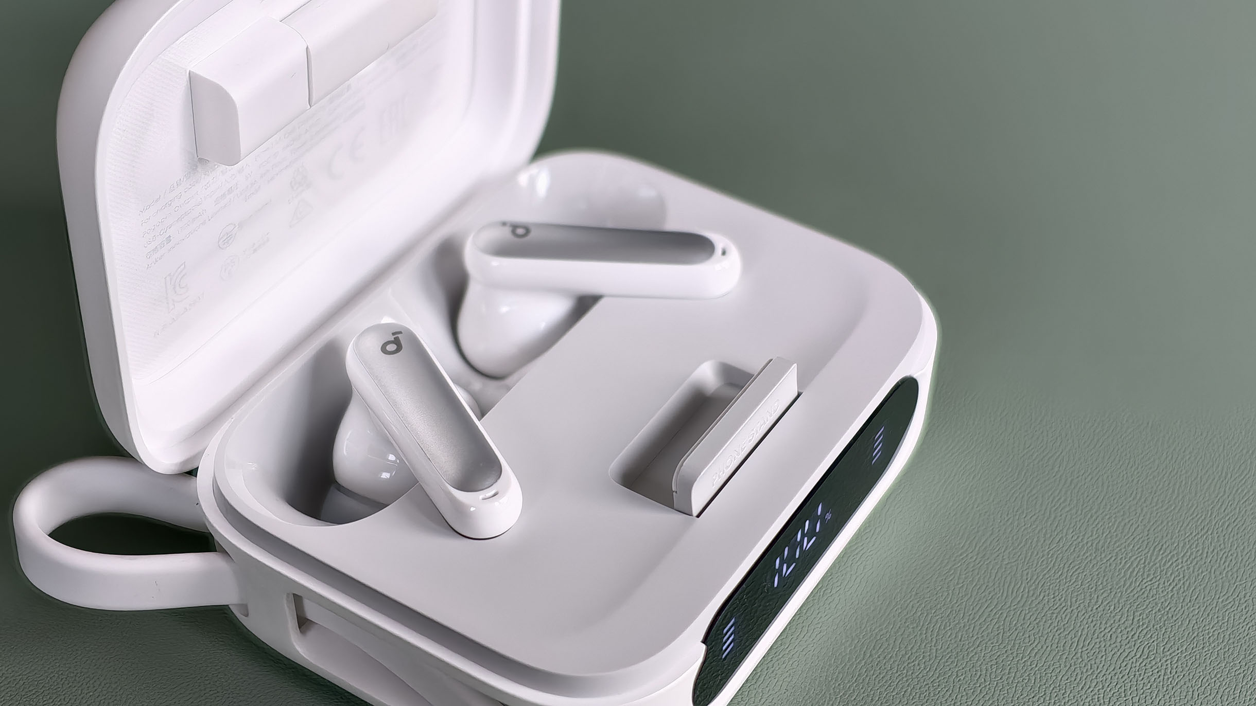 Откидной упор для смартфона — деталь маленькая, но элегантная и по-своему очаровательная. Инженеры ловко обыграли увеличенные габариты кейса