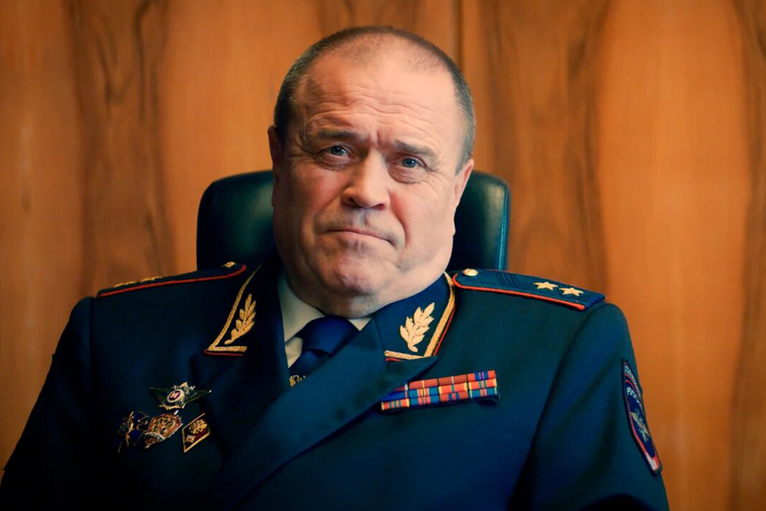 Александра Евгеньевича играет Александр Ильин. В последние годы актер много снимается в сериалах, а особенно в комедийных. Ильина можно увидеть в «Санкционере», «Про это самое», «Окаянных днях» и «Последнем министре»