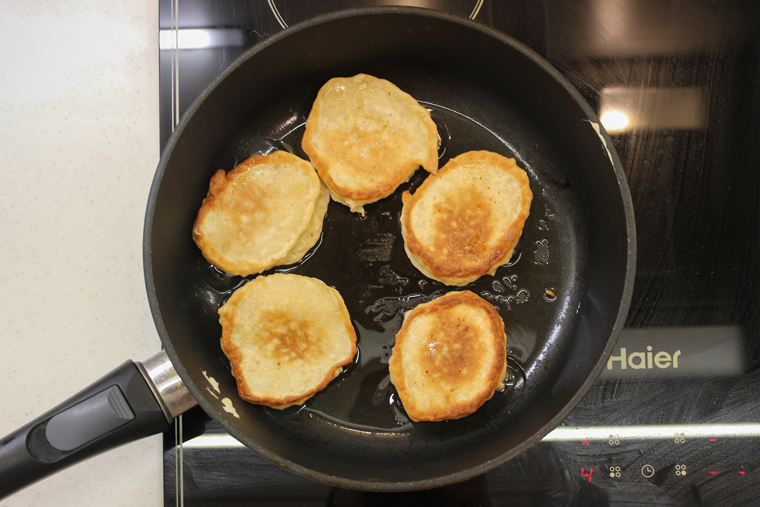 Шаг 4. Жарьте с каждой стороны на среднем огне до румяной корочки по 3—4 минуты. Оладьи полностью пропекутся, хотя будут казаться слегка влажными внутри из-за яблока