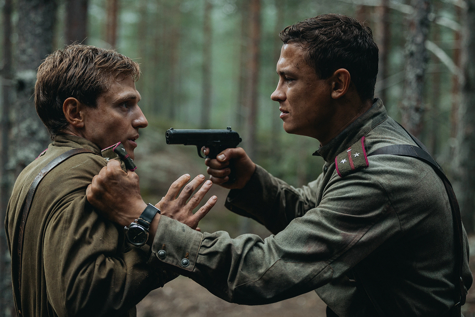 На третьих планах — тоже яркие актеры. Среди них Алексей Вертков из «Калашникова», Иван Колесников из «Движения вверх», Эльдар Калимулин из «Аутсорса», Роман Васильев из «Пророка» и рэпер Нигатив