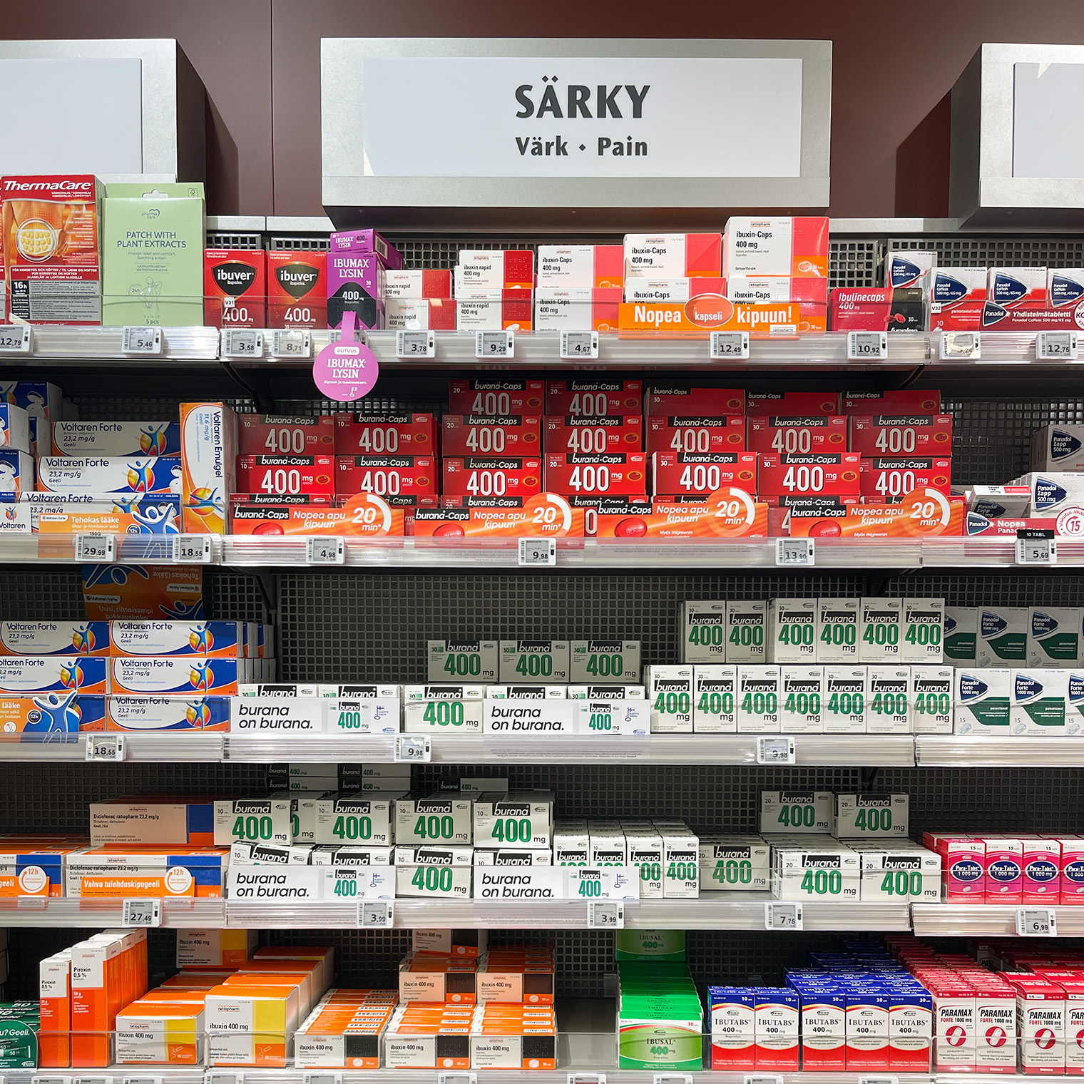 «Бурана» — местная суперзвезда аптек. Врачи выписывают ее так часто, что кажется, будто у финской медицины есть только один рецепт на все случаи жизни. Чувствуешь, что заболеваешь, — «Бурана». Потянул мышцу — «Бурана». Болит сердце — «Бурана» и побольше воды