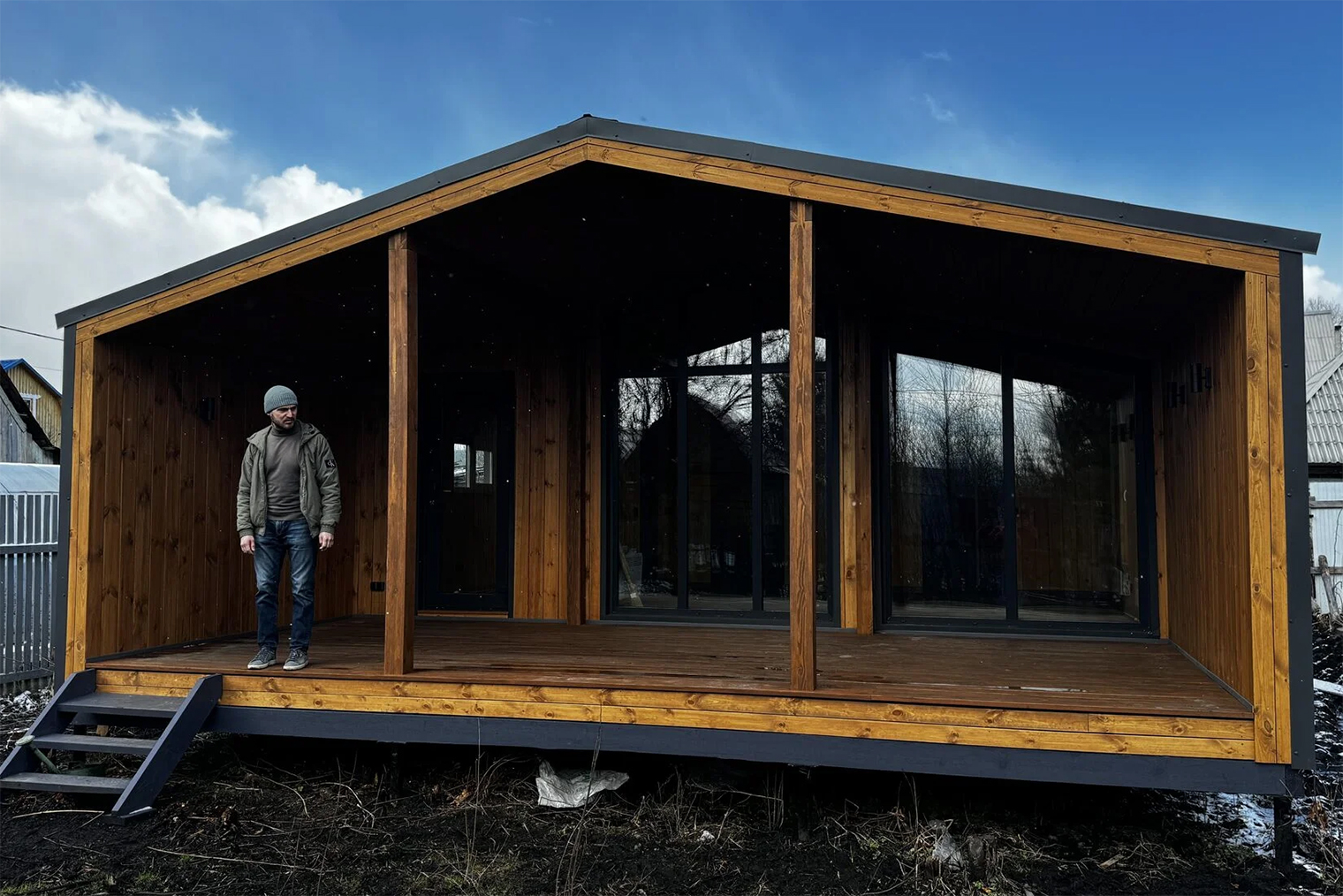 Почти всем строителям барнхаусов и модульных домов хочется поставить жирную тройку с минусом за террасы без ограждений. Выглядит красиво, но свалиться очень легко. Кроме того, нормы для ИЖС говорят, что ограждение должно быть везде, где есть риск упастьЭто прописано в п. 8.3 СП 55.13330.2016 «Дома жилые одноквартирные». Порогом безопасности принято считать 30 см — высоту двух ступенек. Исключение — если это не ИЖС вовсе, а гостевой дом. Так что же перед нами? © pokanetdoma.ru