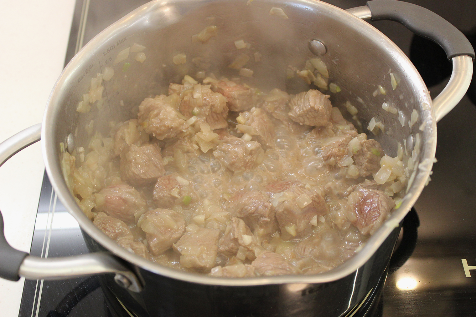 Мясо при обжарке даст много сока