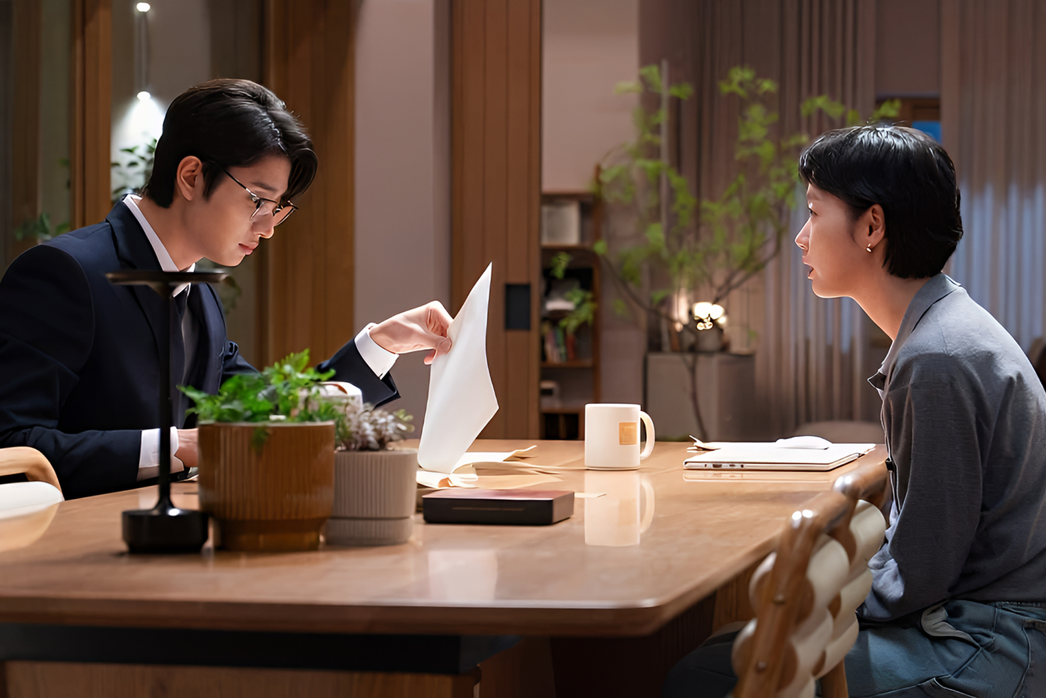 Внутренний мир героя раскрывается не сразу. По вебтуну, Сун-рок оказывается не социопатом, а обычным домоседом. © TVN