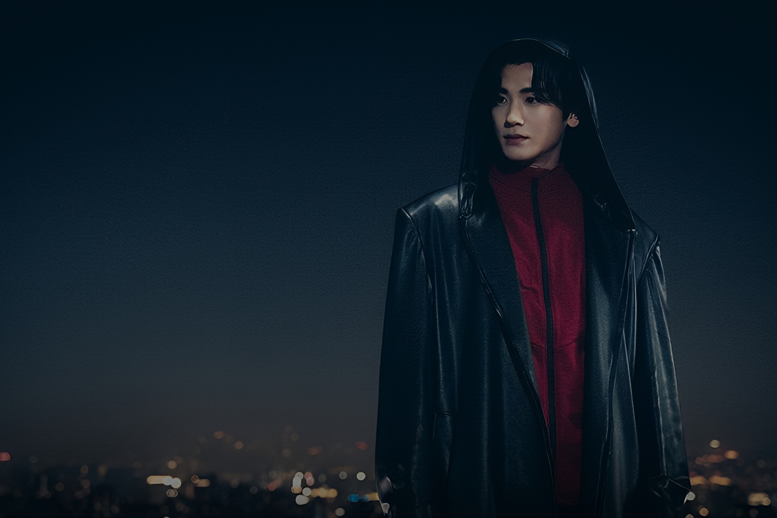 Пак Хён-щик сыграл О Гви — злого духа в образе ворона. Актер вспоминал, что для этой роли он специально занимался бердвотчингом, чтобы передать характер непредсказуемых птиц. Кадр: KBS2