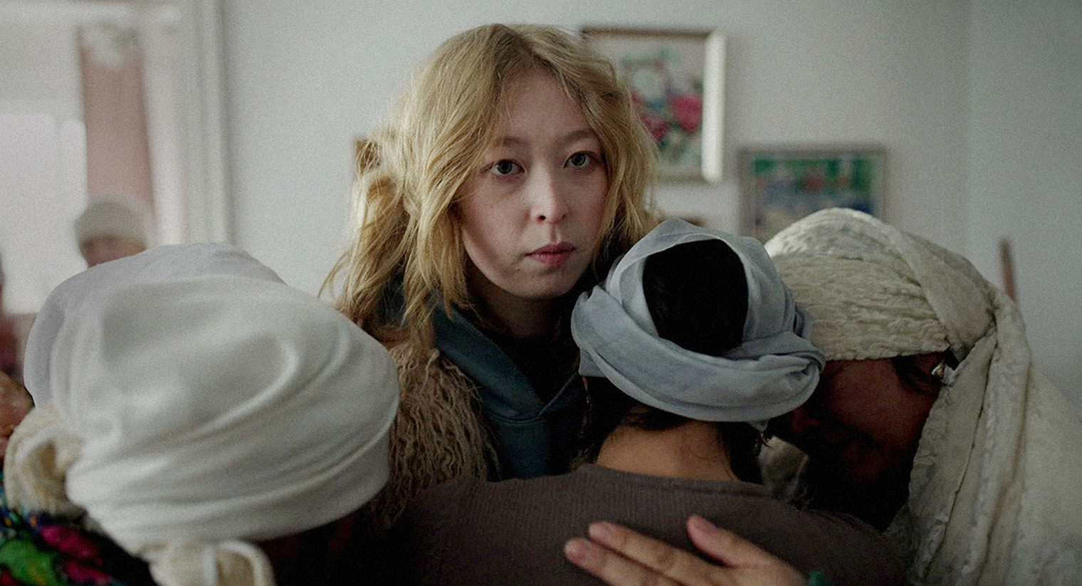 Действие разворачивается в уютной казахстанской деревне, так что мы узнаем много местных обычаев и ритуалов — в том числе богатую похоронную кухню. Кадр: «Пионер»