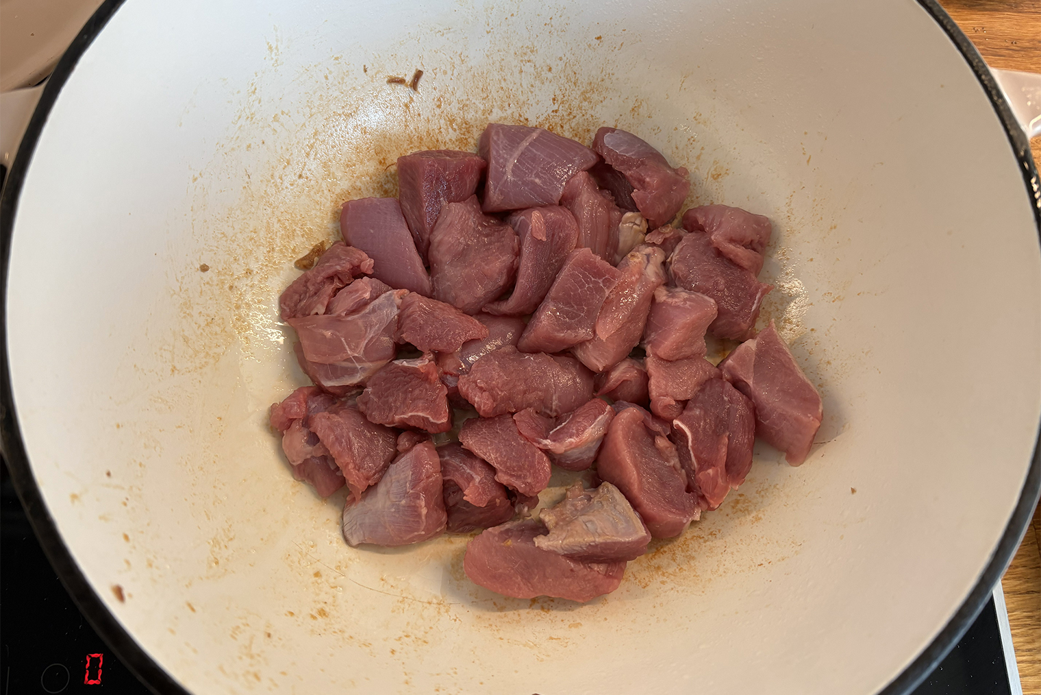 Если дно чугунка не вмещает все мясо, обжаривайте его в 2 этапа