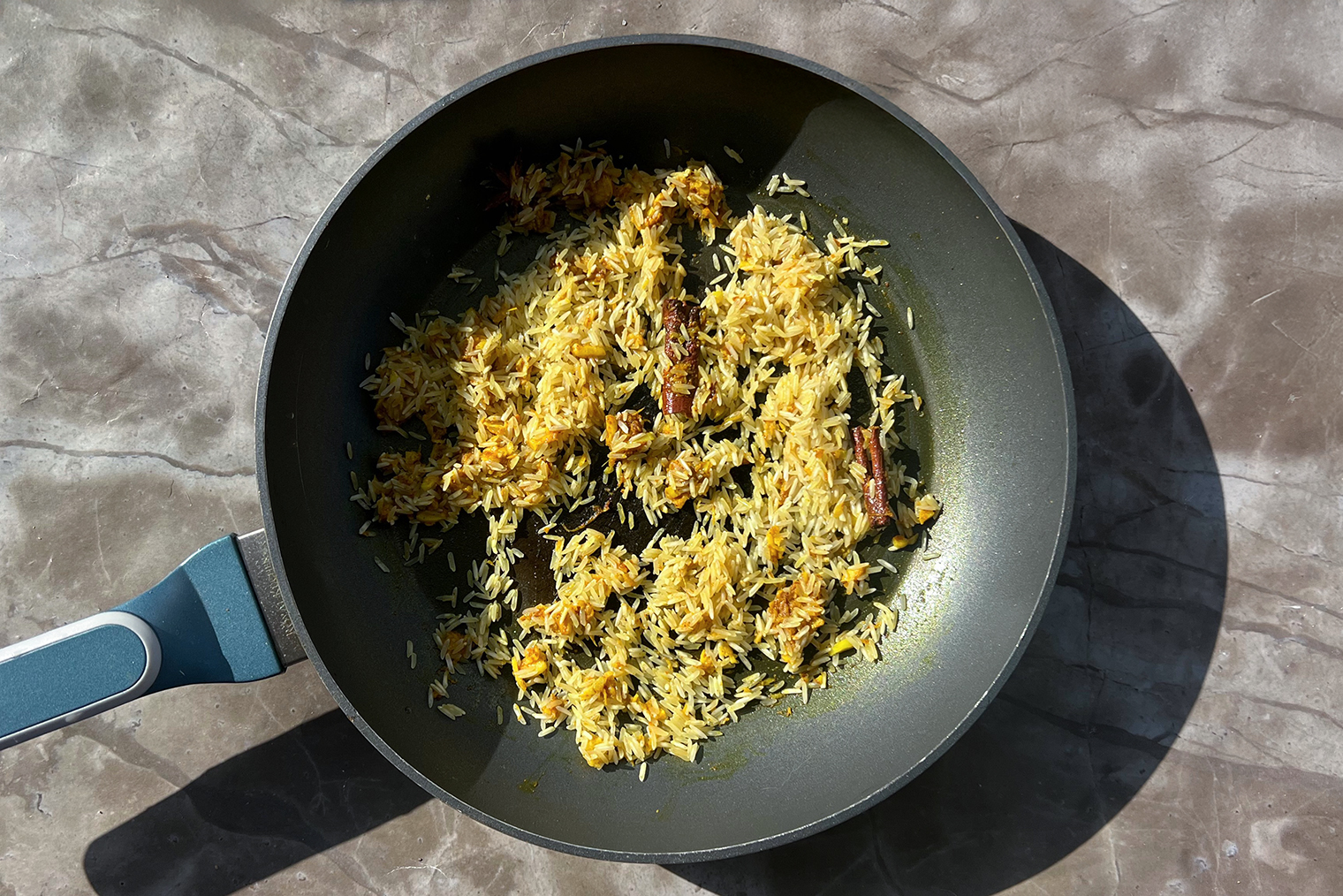 На этом этапе следите за тем, чтобы блюдо не пригорело